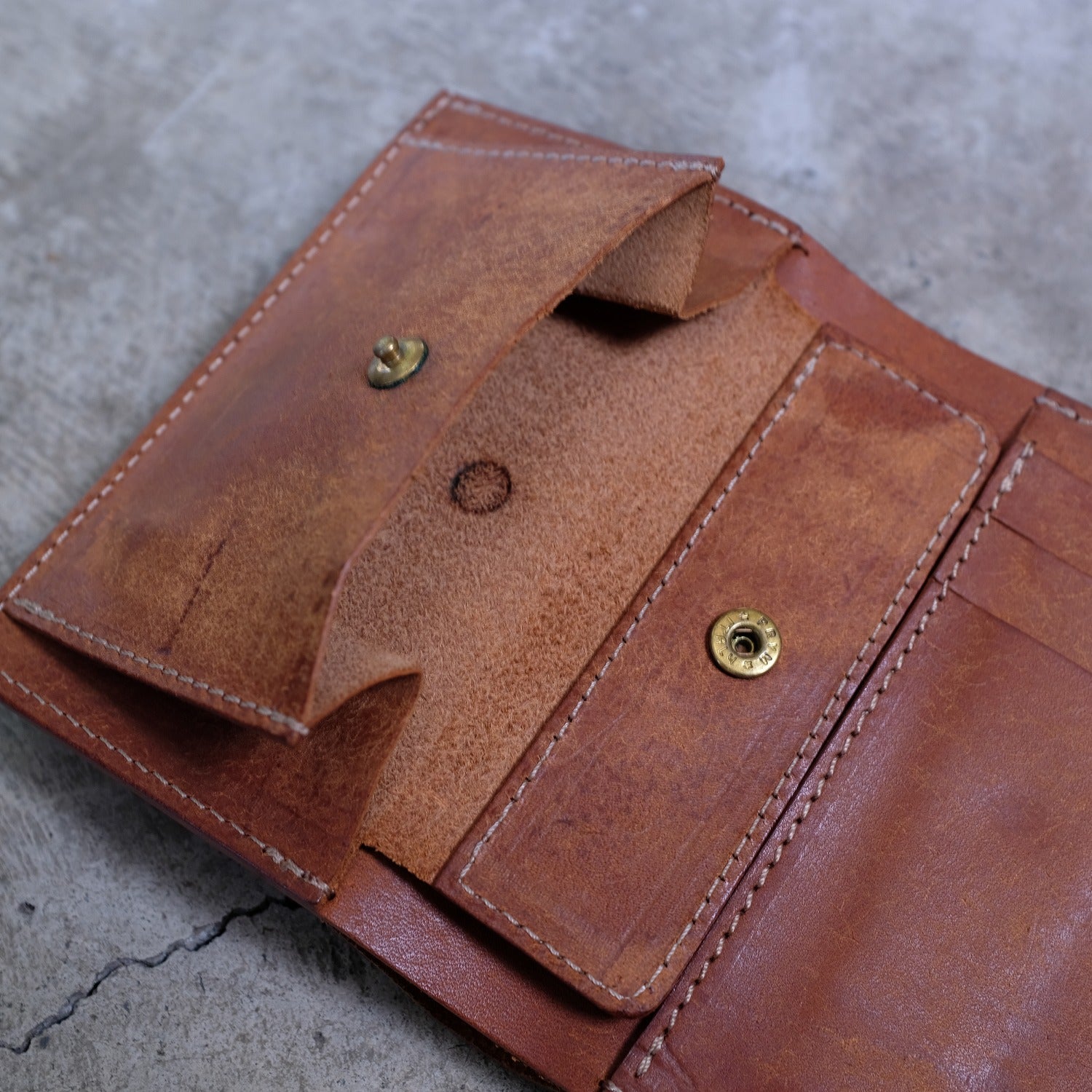 【アウトレット 20%OFF】プエブロ　二つ折り財布 / キャメル #S045 展示使用